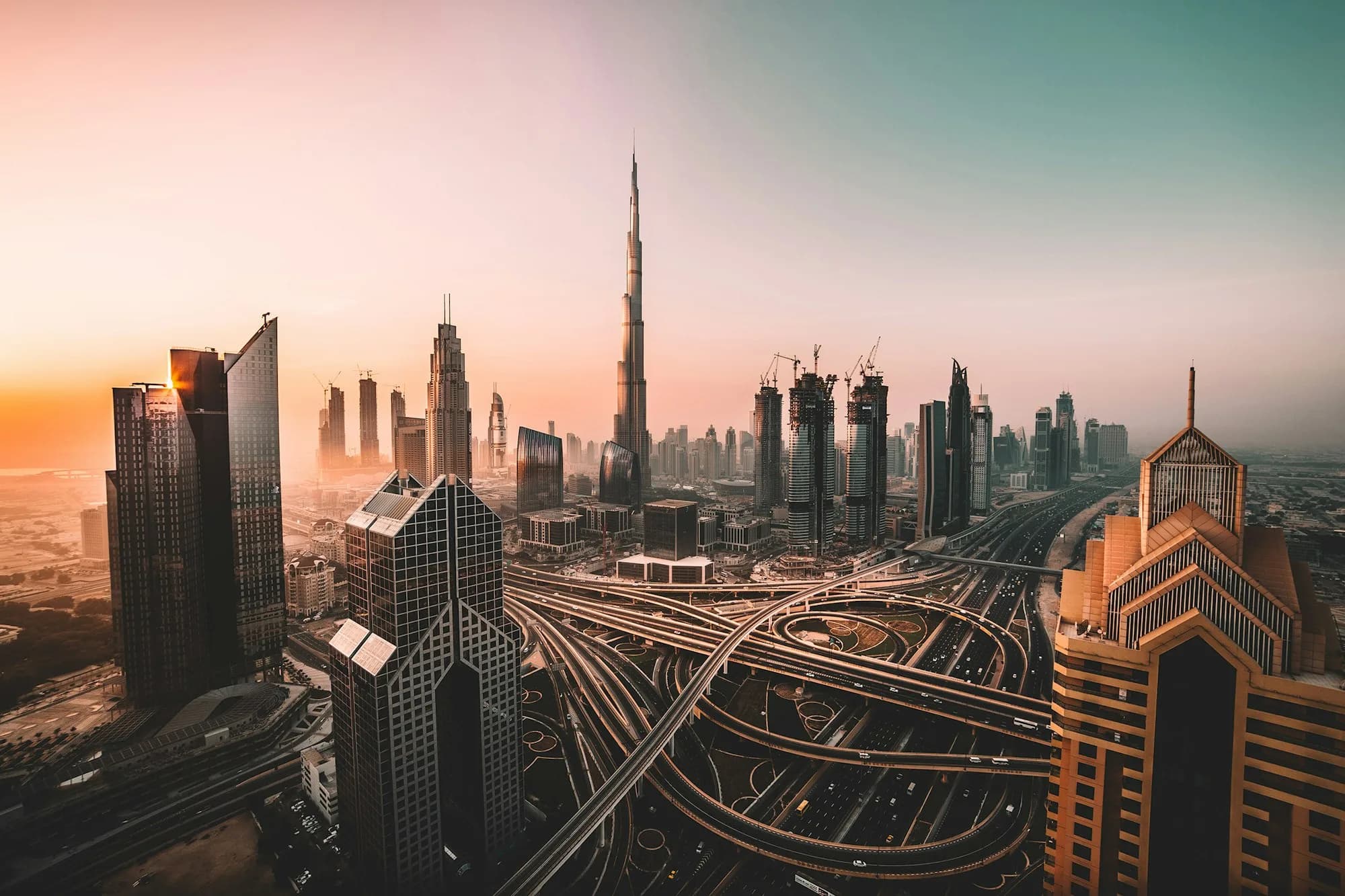 أفق دبي عند الفجر، كما يرى من أعلى تقاطع شارع الشيخ زايد